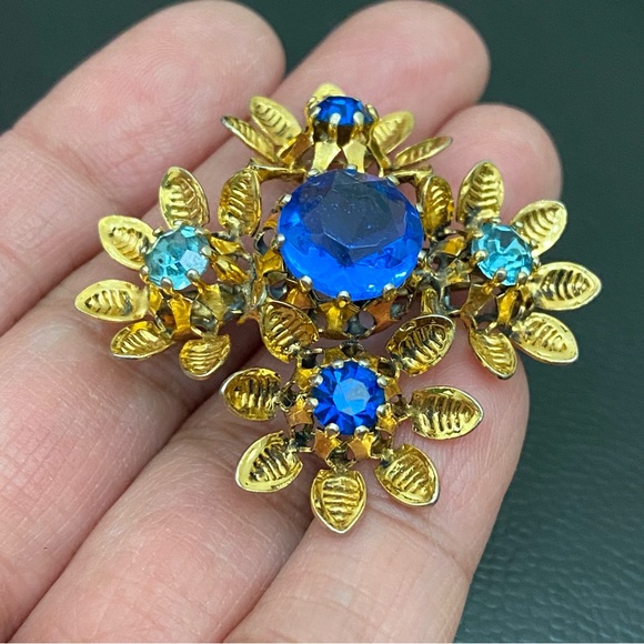 Vintage Austrian Crystal Ornate Gold Tone Filigree Blue Crystal Brooch 6.5g - Picture 12 of 15